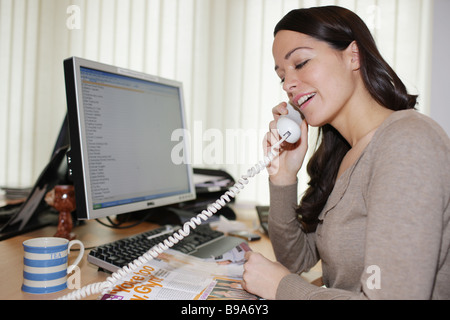 Jeune femme au travail Parution Modèle Banque D'Images