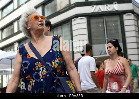 Une vieille femme dans une robe d'été à Budapest, Hongrie Banque D'Images