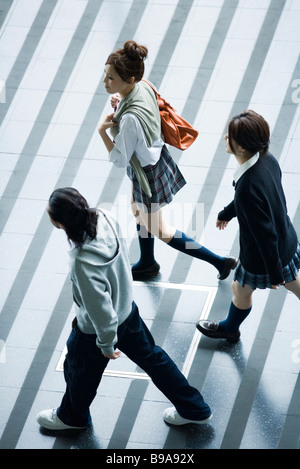 Jeunes amis de la marche, high angle view Banque D'Images
