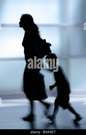 Silhouette d'une mère et son fils Banque D'Images