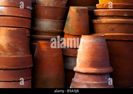 Une vue rapprochée de piles de vieux pots de fleurs en argile Banque D'Images