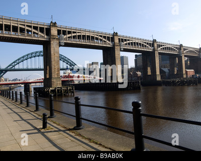 Le haut niveau route rail pont sur la rivière Tyne entre Newcastle et Gateshead construit 1850 et rénové en 2008 Banque D'Images