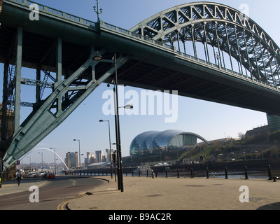 Le Sage Concert Hall et galerie d'Art Baltic Gateshead, vu sous le pont Tyne Newcastle du côté de la rivière. Banque D'Images