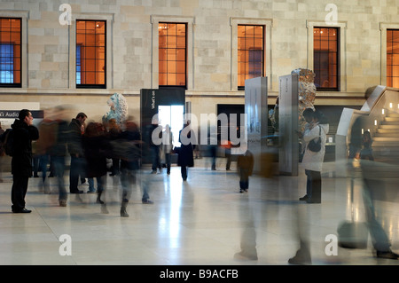 Le British Museum, Londres. Intérieur de la "Grande cour" (image montre les visiteurs comme les figures fantomatiques). Banque D'Images