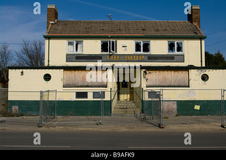 Le navire à l'abandon inférieur de la Chambre Publique Stoke Isle of Grain Fermé Fermé l'Angleterre Kent barricadèrent Village Pub Pubs Banque D'Images