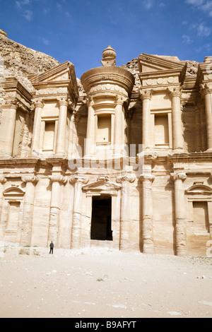 Un touriste solitaire en face du monastère, Petra, Jordanie Banque D'Images