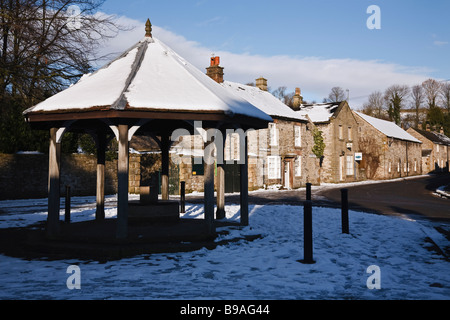 Refuge sur le bien et la pompe de la paroisse, Ashford dans l'eau, le parc national de Peak District, Derbyshire Banque D'Images