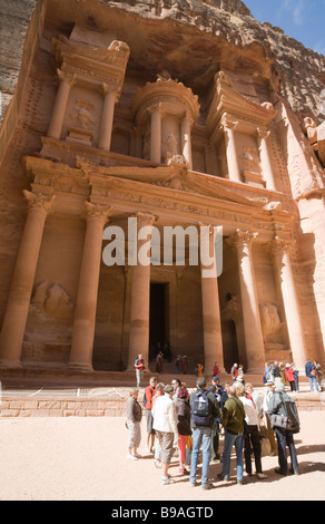 Un groupe de touristes en face du trésor, Petra Jordanie Banque D'Images