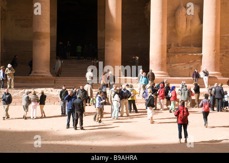 Les touristes en face du trésor, Petra, Jordanie Banque D'Images