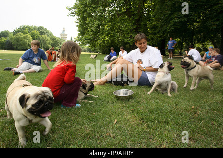 Les gens avec leur carlin dans un parc sur l'île Marguerite à Budapest, Hongrie Banque D'Images