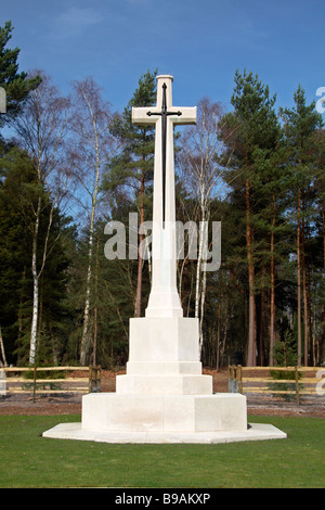 Croix du Sacrifice dans la section canadienne de la cimetière militaire de Brookwood, Woking. Banque D'Images