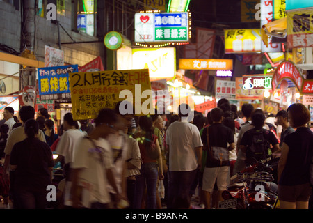 Une rue bondée scène montrant les panneaux d'éclairage sans fin et les gens dans la nuit shopping Marché nocturne de Feng Chia, District de Xitun, Taichung, Taiwan Banque D'Images