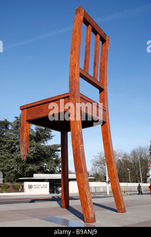 La chaise brisée par daniel berset sur la place des nations devant les bureaux de l'Organisation des Nations unies genève suisse Banque D'Images