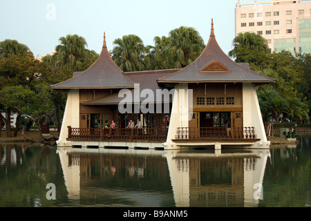 Taichung Park Lake pavillons jumeaux debout et se reflétant dans le milieu du lac artificiel du parc, quartier Nord, Taichung, Taiwan Banque D'Images