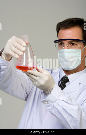 Scientist examining liquid in beaker Banque D'Images