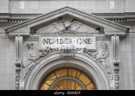 Inscription NUMÉRO UN ci-dessus d'une porte sur un bâtiment dans le centre-ville de Manhattan, New York. Banque D'Images