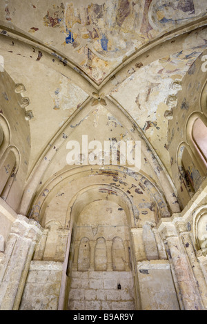 La chapelle de Carmac Plafond de l'abside et la niche. Des fragments de peintures murales romanes décorer le plafond de l'abside et des sculptures de saints Banque D'Images