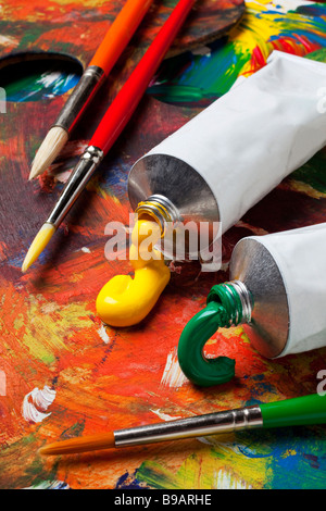 Les tubes de Peinture et pinceaux sur la palette de l'artiste Banque D'Images