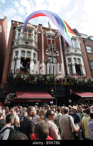 Chanta des gens de l'extérieur de comptons pub à Soho, Londres, pendant la Gay Pride Festival. Banque D'Images