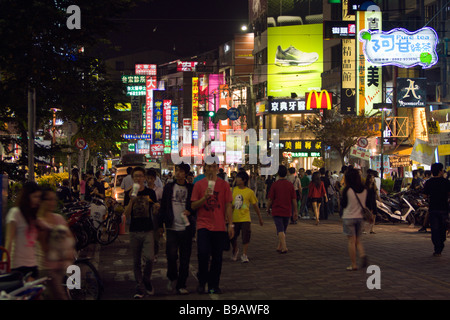 Une rue bondée scène montrant les panneaux d'éclairage sans fin et les gens dans la nuit shopping Marché nocturne de Feng Chia, District de Xitun, Taichung, Taiwan Banque D'Images