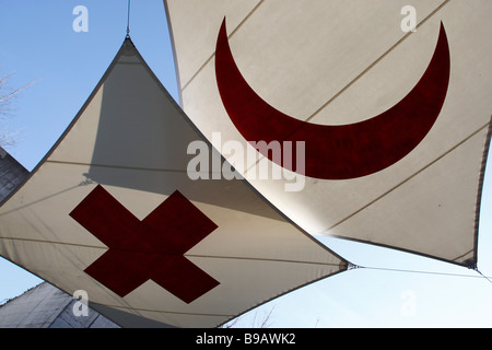 Jusqu'à lors de la Croix-Rouge et du croissant rouge qui couvrent l'entrée de la Croix-Rouge et du Croissant-Rouge Genève musée Banque D'Images