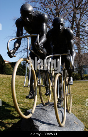 Sculpture intitulée olympia par GABOR MIHALY dans le parc olympique ouchy au sud de la ville de Lausanne Suisse Banque D'Images