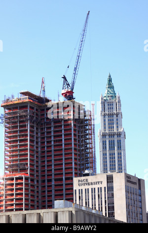 Gratte-ciel en construction, le Woolworth Building en arrière-plan, le lower Manhattan à proximité de Pont de Brooklyn, New York City USA Banque D'Images