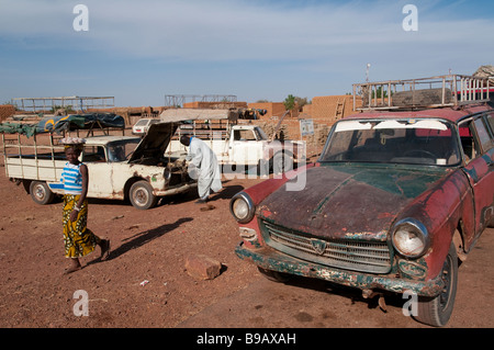 L'Afrique de l'Ouest Mali Mopti Bamako Route vieille 504 voitures peugot en réparation Banque D'Images