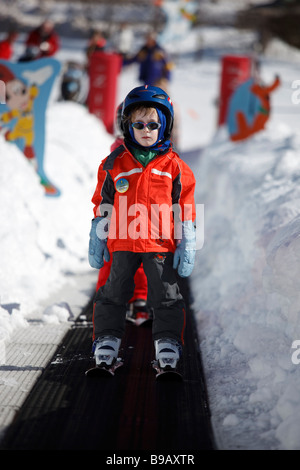 Petit garçon l'apprentissage du ski Banque D'Images