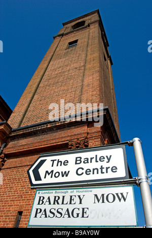 Les plaques de rue de l'orge barley mow mow passage et centre, Chiswick, à l'ouest de Londres, en Angleterre, avec un tour de l'église en brique rouge à l'arrière Banque D'Images