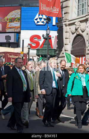 Boris Johnson, maire de Londres à St Patrick's Day Parade à Londres, en Angleterre, Royaume-Uni, 2009 Banque D'Images