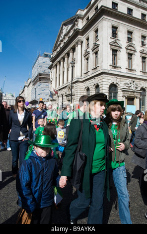 Une foule de personnes à la suite de Saint Patrick's Day Parade sur Regent Street à Londres Angleterre Royaume-uni, 15 mars 2009 Banque D'Images