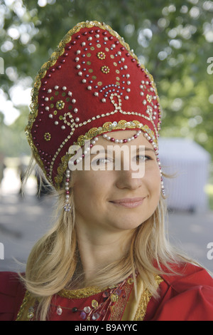 La fille en vêtements russe national Banque D'Images