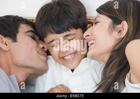 Couple smiling with their son Banque D'Images