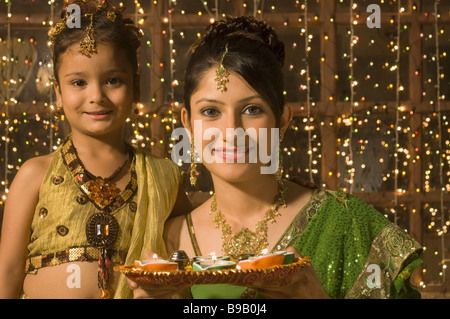 Femme avec sa fille tenant un thali Diwali traditionnels Banque D'Images