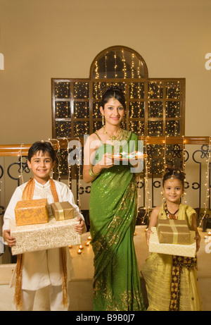 Family celebrating Diwali Banque D'Images