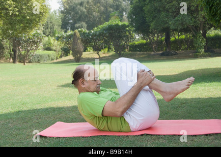 Man practicing yoga in a park, New Delhi, Inde Banque D'Images