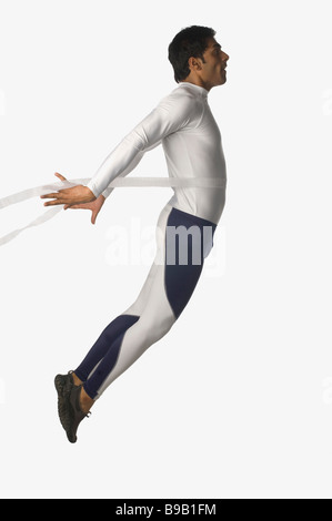 Athlète masculin de franchir la ligne d'arrivée Banque D'Images