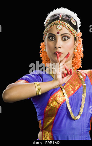 Femme indienne performing Bharatnatyam la danse classique de l'Inde Banque D'Images