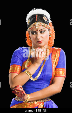South Indian Woman performing Bharatnatyam la danse classique de l'Inde Banque D'Images