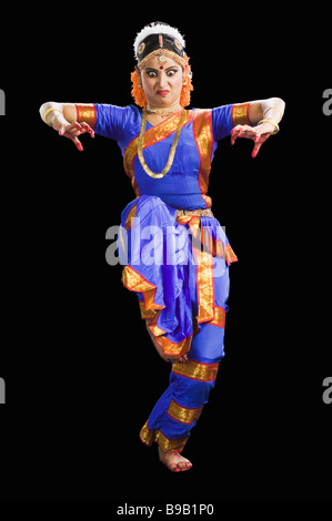 South Indian Woman performing Bharatnatyam la danse classique de l'Inde Banque D'Images