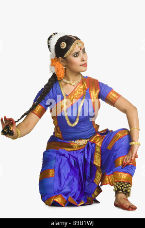 Danseuse performing Bharatnatyam la danse classique de l'Inde Banque D'Images