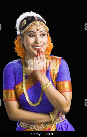 South Indian performing Bharatnatyam danseuse la danse classique de l'Inde Banque D'Images