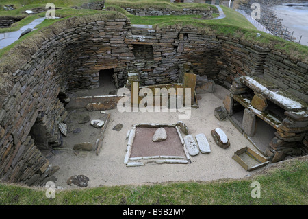 Une des anciennes rotondes excavées au Skara Brae, Orcades, en Écosse. Banque D'Images