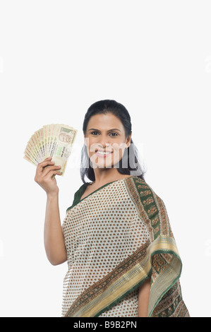 Woman holding notes Banque D'Images