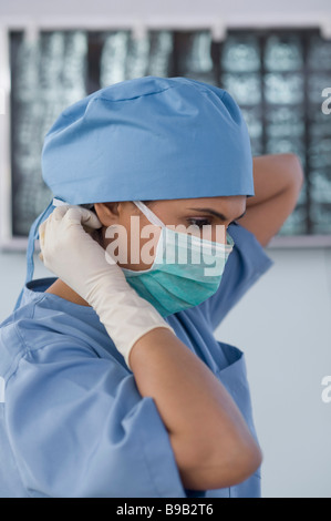 Chirurgienne portant un masque chirurgical Banque D'Images