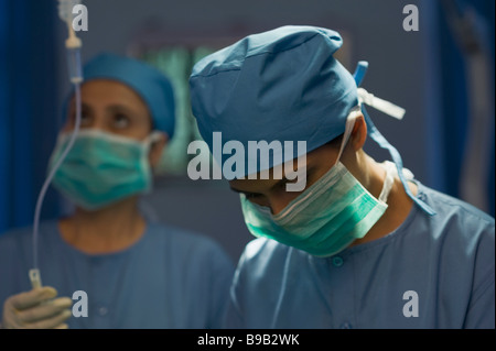 Deux femmes chirurgiens dans la salle d'opération Banque D'Images