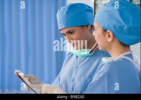 Deux chirurgienne de discuter d'un rapport Banque D'Images