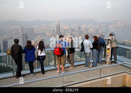 Les touristes de prendre des photos souvenirs de Hong Kong, Chine Banque D'Images