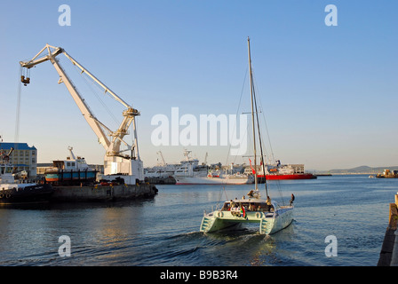 Un catamaran voiles de bateaux de plaisance de la mer ouverte par le bassin Victoria Victoria et Alfred , Afrique du Sud Banque D'Images